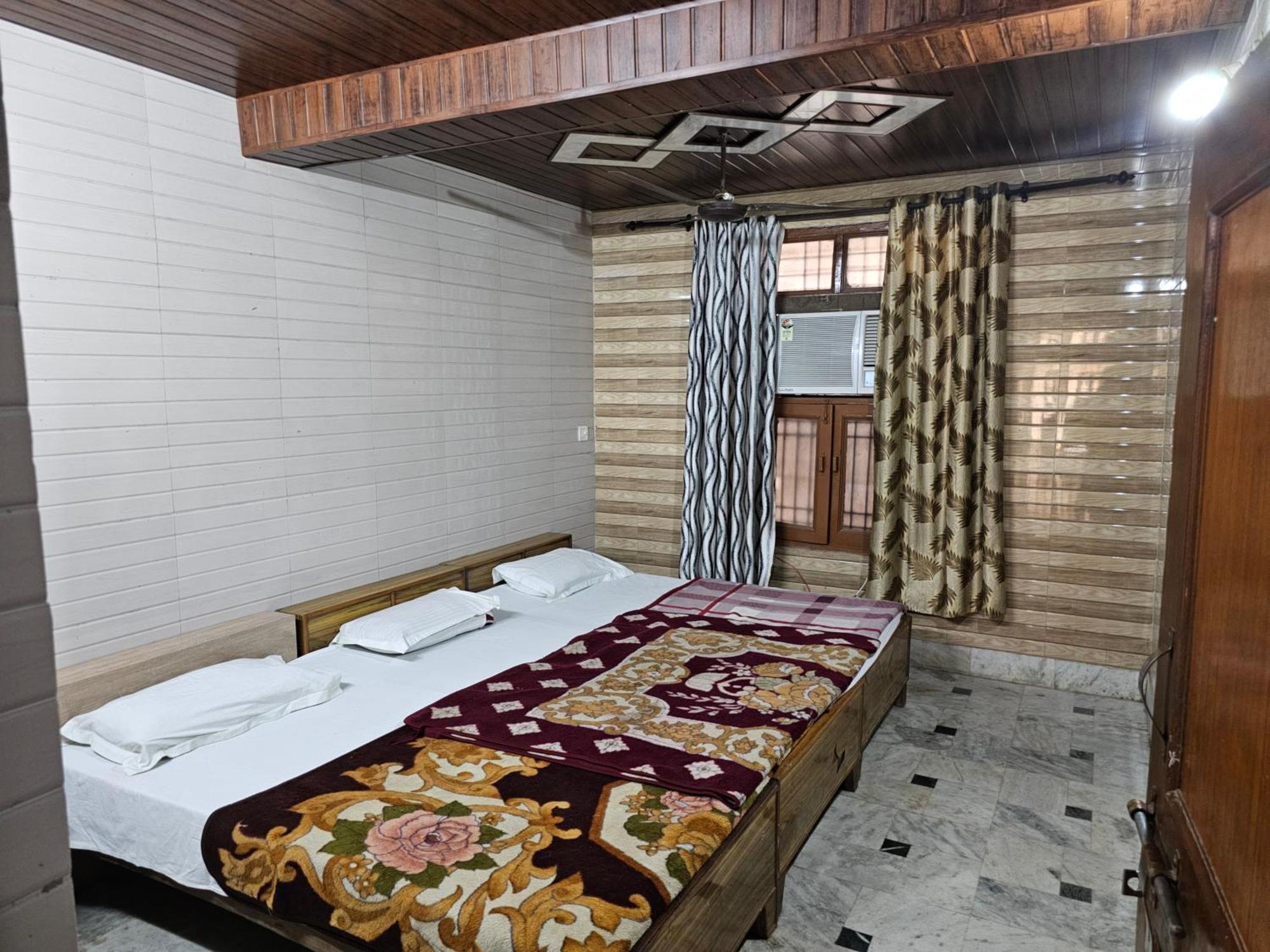 Subhadra Guest House Mathura Bilik gambar