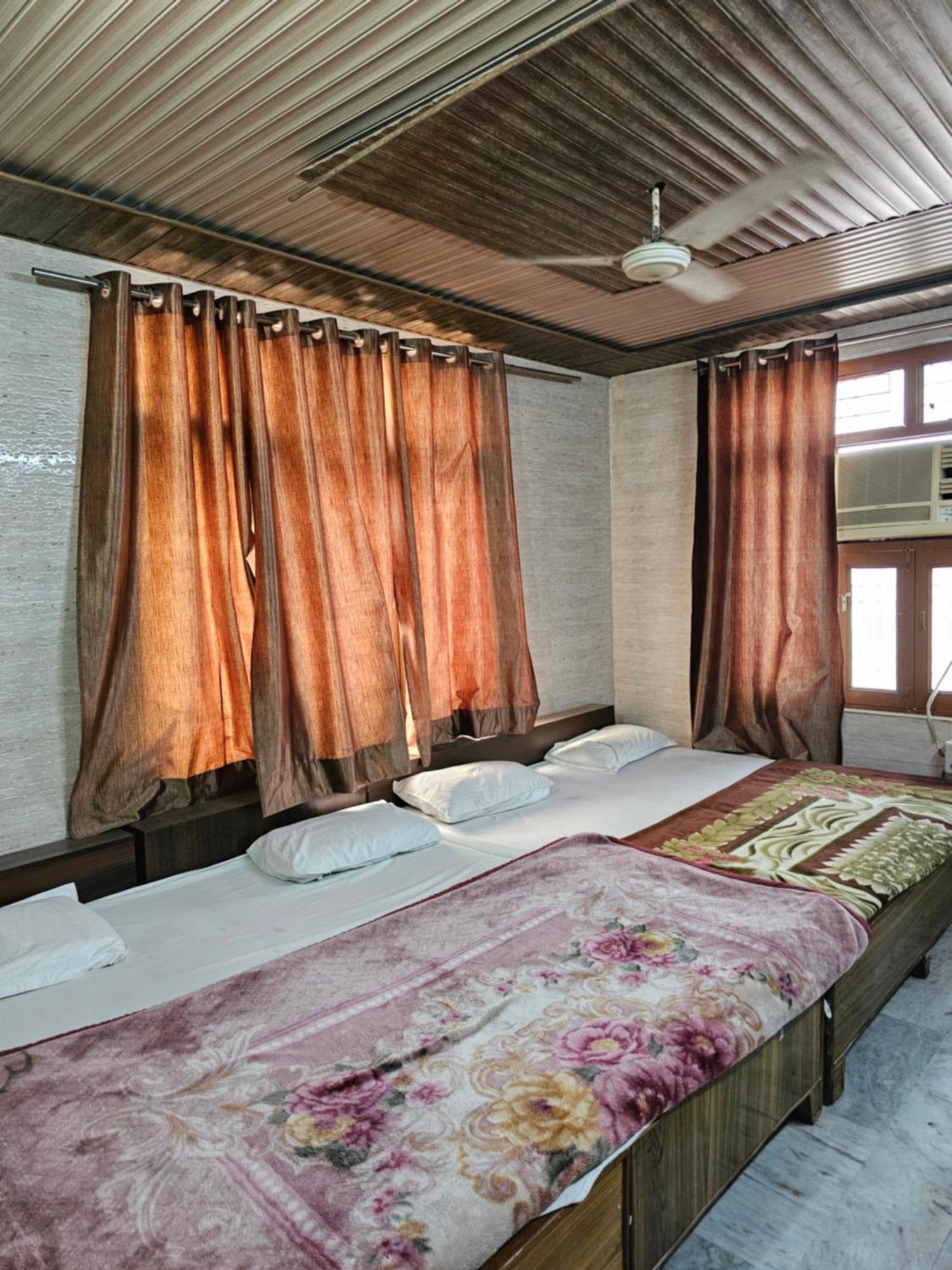 Subhadra Guest House Mathura Bilik gambar