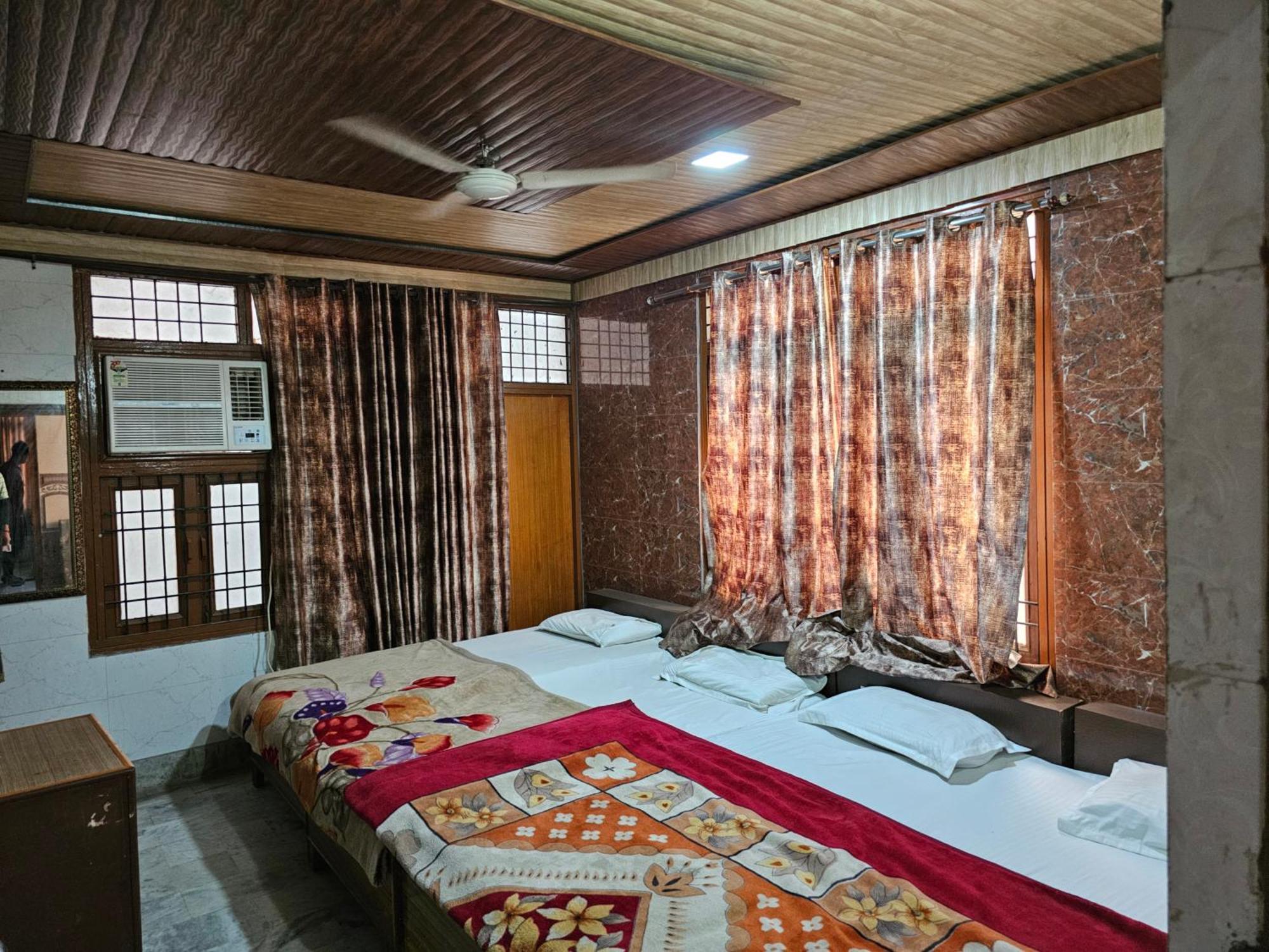Subhadra Guest House Mathura Bilik gambar
