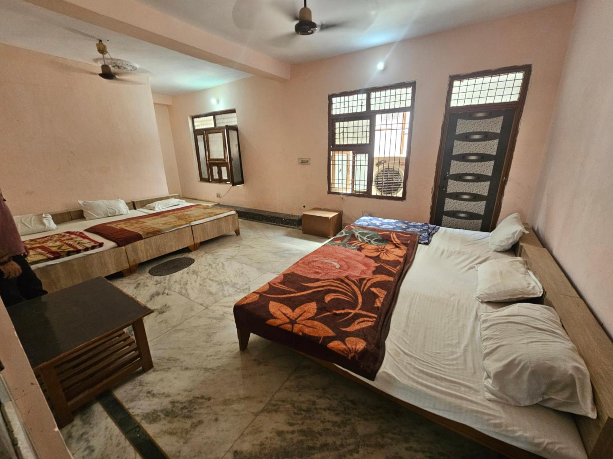 Subhadra Guest House Mathura Bilik gambar